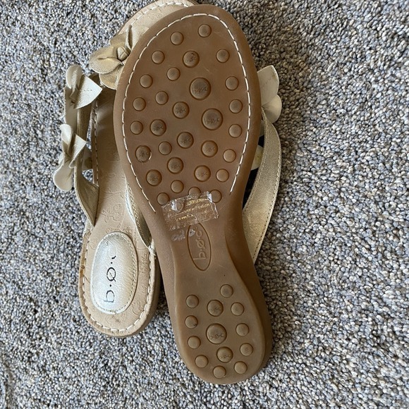 Born B.O.C  Floral Thong Sandals Womens 7M Gold Leather Flat Coquette Fairy - Picture 6 of 8